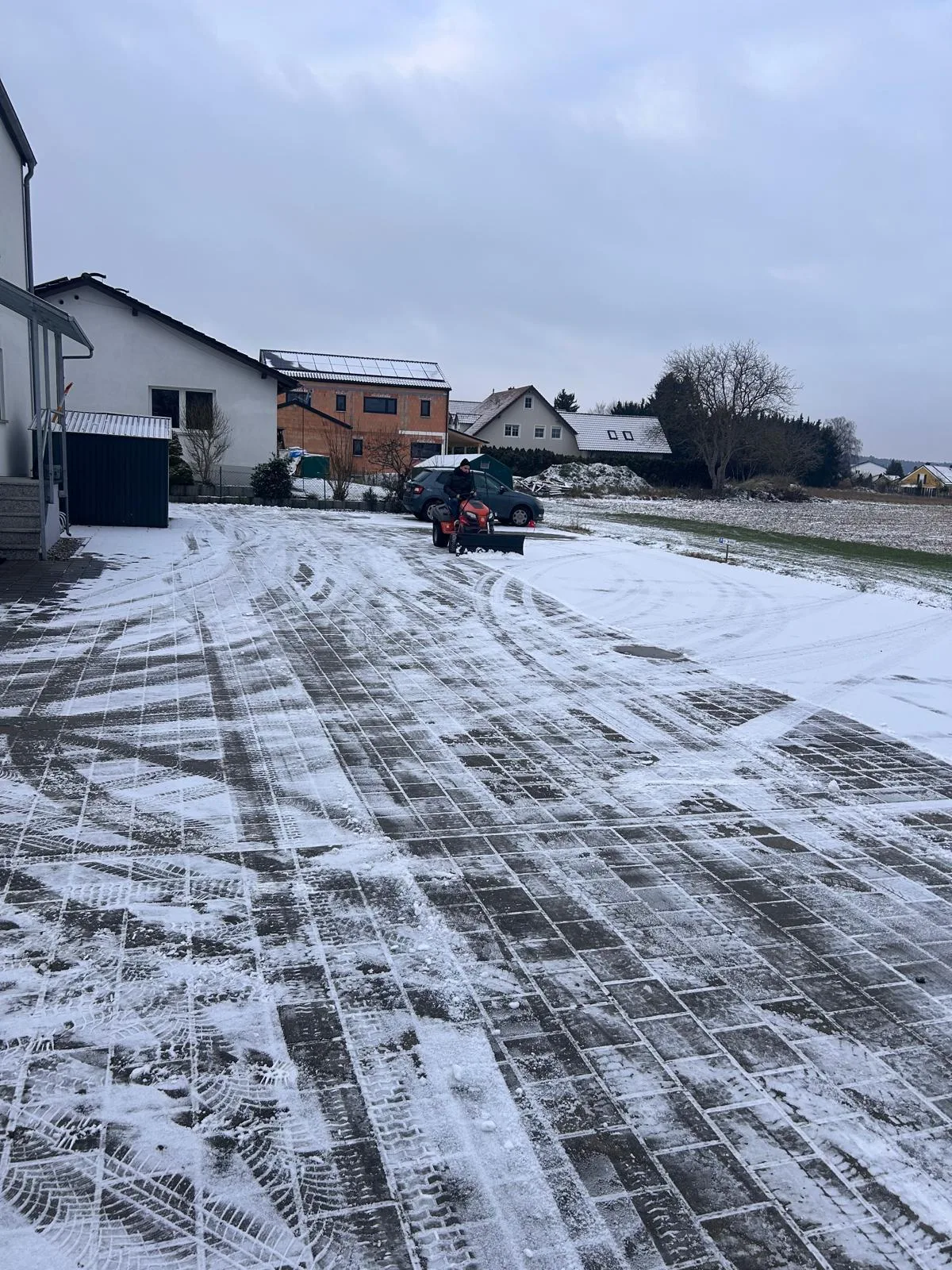 Winterdienst – Schneeräumung mit Traktor und Schild