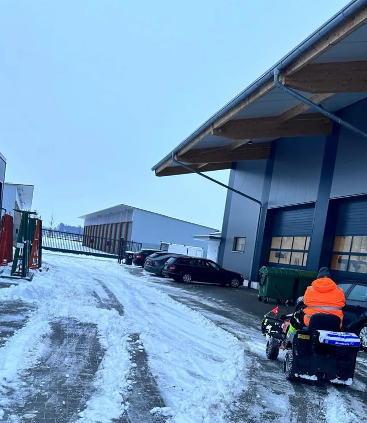 Winterdienst – Räumfahrzeug vor Gewerbegebäude